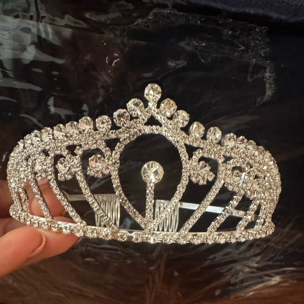 Gorgeous Tiara new never worn .